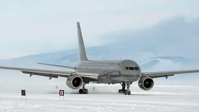 हादसे की जगह पर पीड़ित परिवारों को लेकर जाने वाला एक विमान