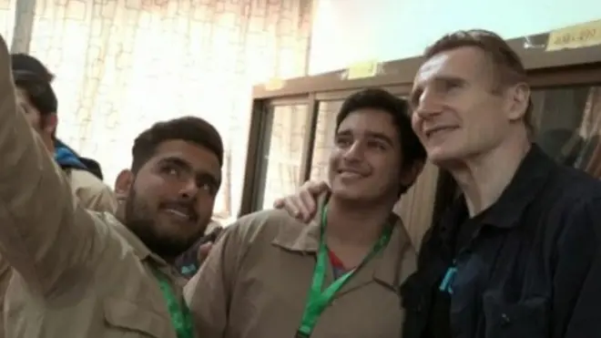 Актер Лиам Нисон в лагере беженцев