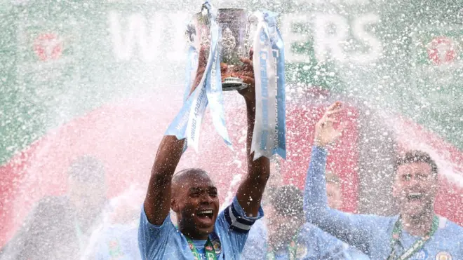 تم تخصيص ألفي بطاقة لمشجعي كل من الفريقين مع تقسيم التذاكر المتبقية بين السكان المحليين والعاملين في هيئة الخدمات الصحية البريطانية.