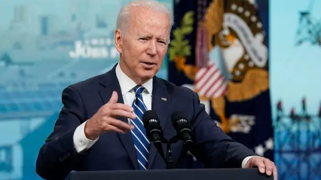 ښاغلی بایډن د خبریالانو له پرله پسې پوښتنو ناخوښي وښوده او له خبریالانو یې وغوښتل نورې پوښتنې وکړي.