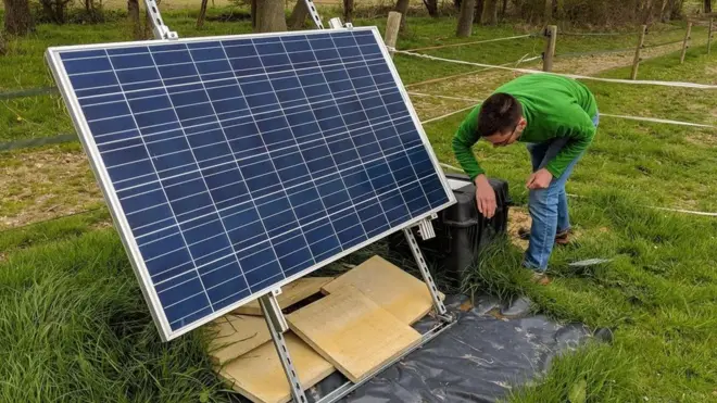 Stephen Hicks inspecciona su caja negra para investigar los terremotos de Surrey, Inglaterra