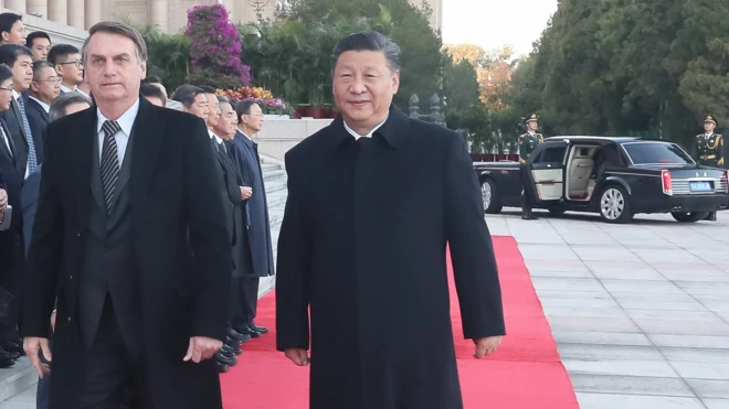 Xi Jinping e Bolsonarowww casa de apostacerimonia oficialwww casa de apostaPequim; ao fundo, a luxuosa limusine que trouxe o brasileiro