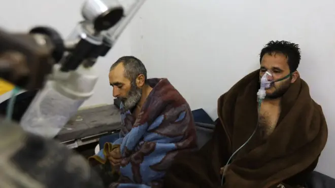 Penduduk Saraqeb, Idlib, yang dilaporkan mengalami kesulitan nafas mendapat perawatan di sebuah rumah sakit lapangan.