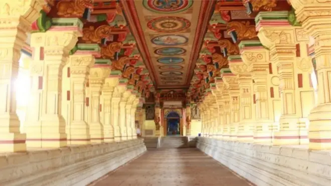 مسجد کا اندرونی حصہ جس کے ستونوں پر پھول کندہ کیے گئے ہیں