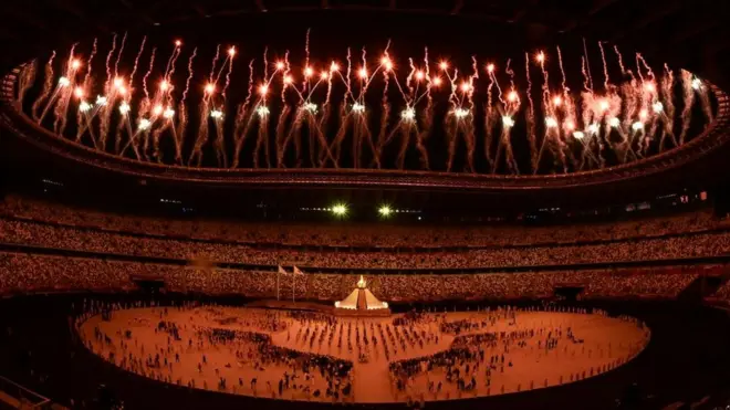 Kembang api menyala dalam upacara pembukaan Olimpiade Tokyo 2020 yang dihadiri oleh sekitar 1.000 tamu VIP