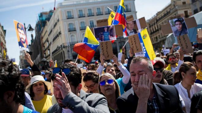 Venezolanos marchan en Madrid en abril de 2017.