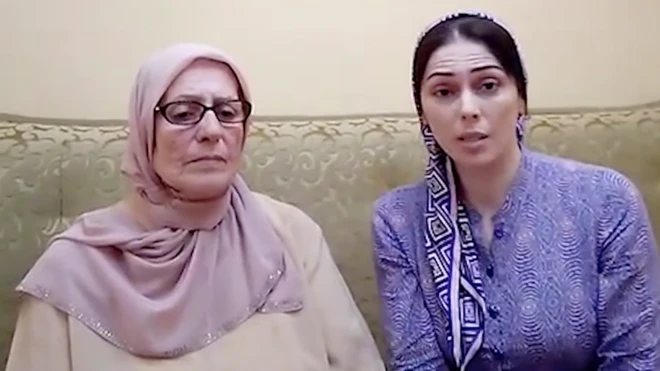 Мать Мурада Амриева Роза и его сестра Мадина обратились с видеообращением, опубликованном телеканалом "Дождь", в котором просят руководство Чечни и российские правоохранительные органы спасти Амриева от расправы