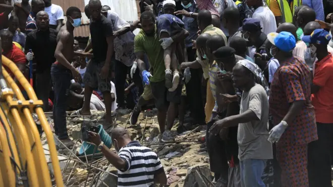 Rescuers don begin rescue di school children wey dey inside di building.