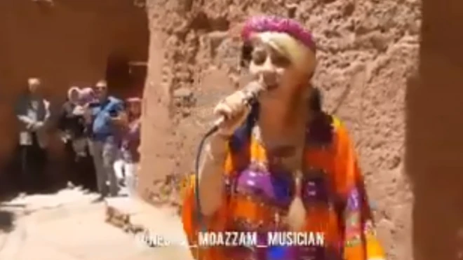 نيغار معظم وهي تغني