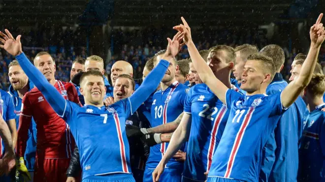 Para pemain Islandia merayakan keberhasilan lolos ke putaran final Piala Dunia untuk pertama kalinya.