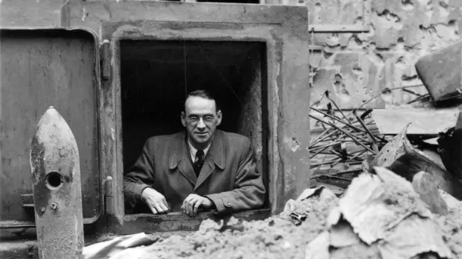 Карл Лутц тоже пережидал наступление Советской армии в подвале консульства Швейцарии