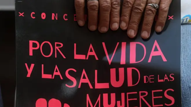 El Salvador'da kadın örgütleri kürtajın yasallaştırılmasını talep eden gösteriler düzenliyor. Bu pankartta "Kadınların hayatı ve sağlığı için" yazıyor.