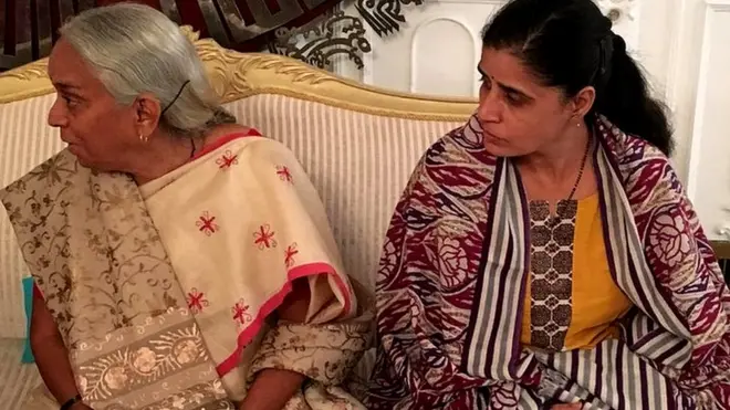 कुलभूषण जाधव की मां और पत्नी