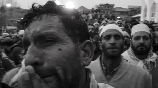 Orang-orang berdoa di Kuil Hazratbal yang berada di sisi Danau Dal.