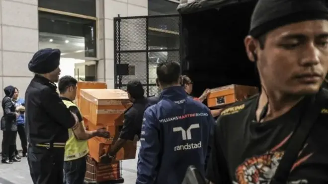 Cản sát giám sát việc vận chuyển tài sản tịch thu từ nhà cựu thủ tướng Malaysia Najib