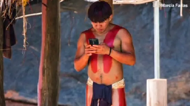 Meštanin sela u Amazonu koristi pametni telefon