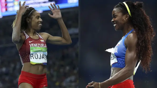La venezolana Yulimar Rojas (izquierda) y la venezolana Catherine Ibargüen (derecha), en el podio del salto triple femenino.