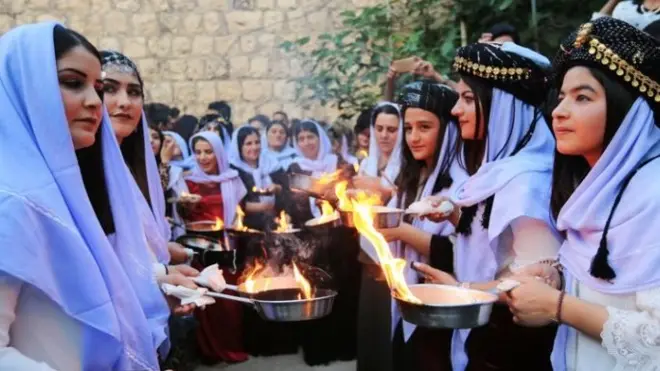 نساء إيزديات أثناء أداء بعض طقوس العيد عند معبد لالش الذي يبعد عن محافظة دهوك بـ 40 كيلو مترا.