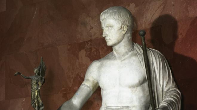 Статуя Октавиана Августа в образе бога Юпитера
