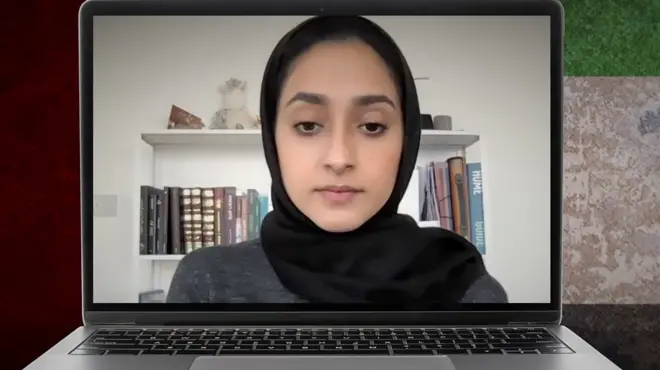 صورة حاسوب يحوي صورة للناشطة آلاء الصديق بخلفية تحمل العلم الإماراتي