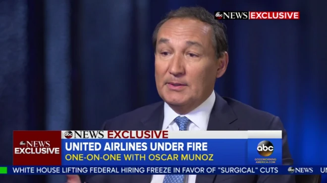 Гендиректор United Airlines не собирается уходить в отставку после того, как с самолета авиакомпании выволокли пассажира с билетом