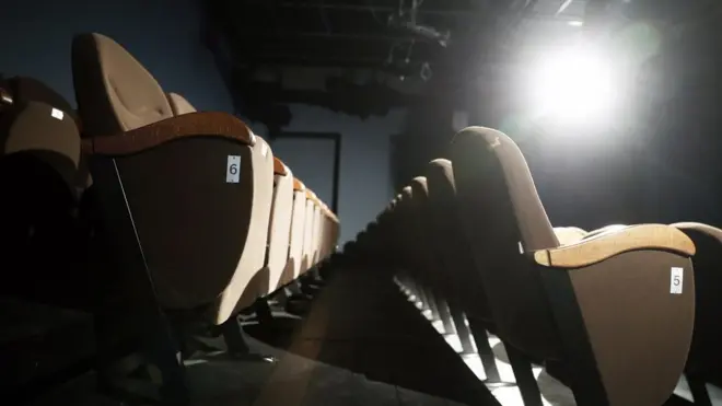 Худрук утверждает, что стал жертвой интриг со стороны артистов своего театра