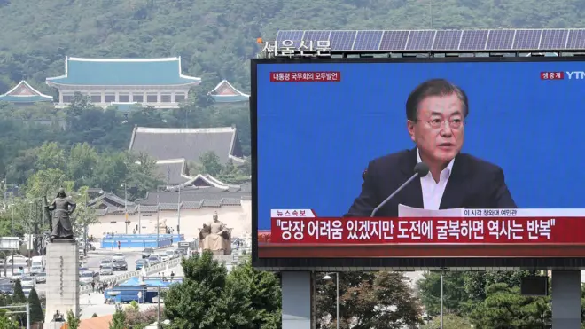 문재인 대통령 취임 후 처음으로 이번 국무회의 모두발언은 생중계로 진행됐다