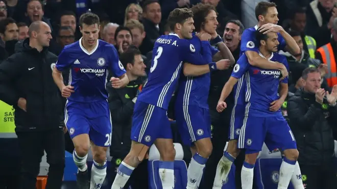 Pedro của Chelsea ghi bàn đầu tiên cho Chelsea trong trận gặp Tottenham Hotspur hôm 26/11