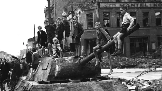 Nazi Almanya'sında tank üzerinde çocuklar