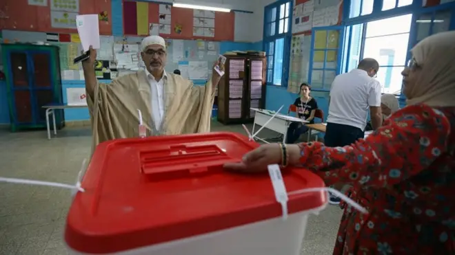 ناخب تونسي يتقدم نحو الصندوق للإدلاء بصوته