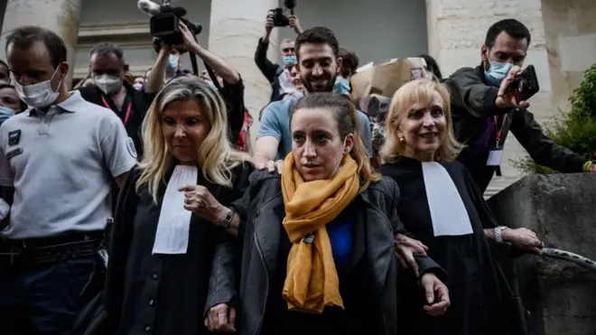 Al salir del juzgado, Bacot fue vitoreada por una multitud que celebró que quedara en libertad.