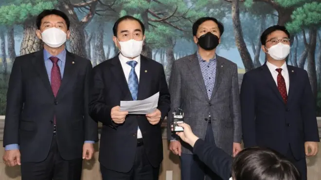 태영호 국민의힘 외교통일위원이 지난해 3월 15일 서울 정부서울청사에서 이인영 통일부 장관에 대한 항의 방문에 앞서 입장문을 발표하고 있다. 이들은 북한인권법 시행에 통일부가 적극 나설 것을 촉구한 것으로 알려졌다