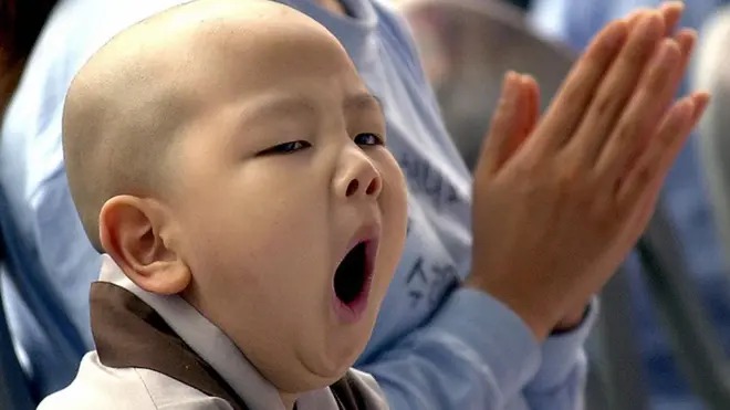 동자승이 하품을 하고 있다