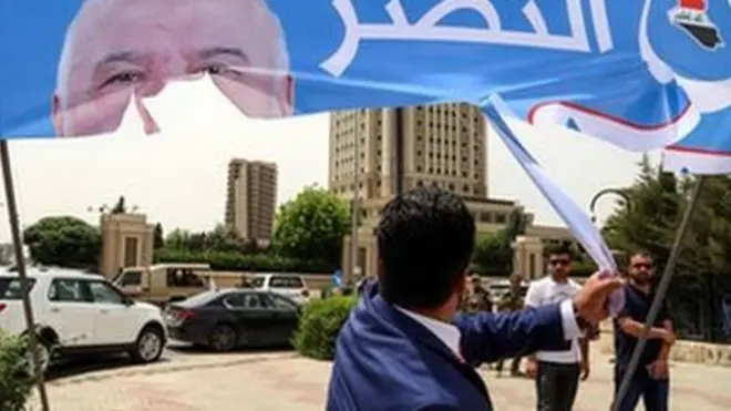 شاب كردي في إقليم كردستان يمزق لافتة حملة رئيس الوزراء حيدر العبادي للانتخابات البرلمانية في أربيل 26 أبريل/نيسان 2018