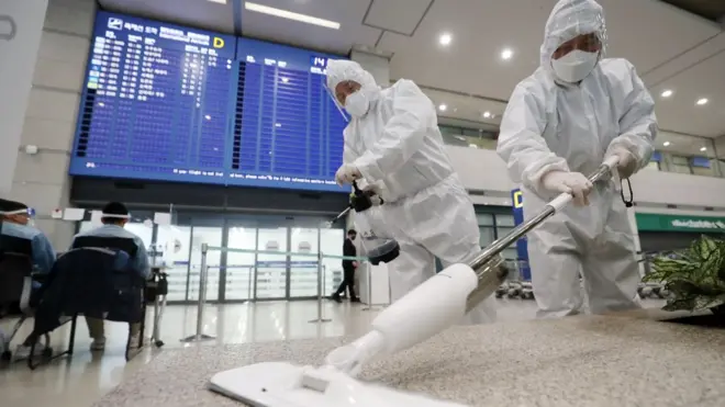 28일 오후 인천국제공항 제1여객터미널 입국장에서 공항 방역 관계자들이 방역작업을 하고 있다