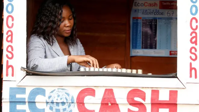 Seorang pedagang menghitung surat utang logam di tempat penukaran uang di Harare, Rabu (23/01).