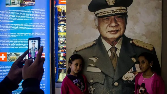 Foto besar di Museum Soeharto di Yogyakarta, Indonesia.