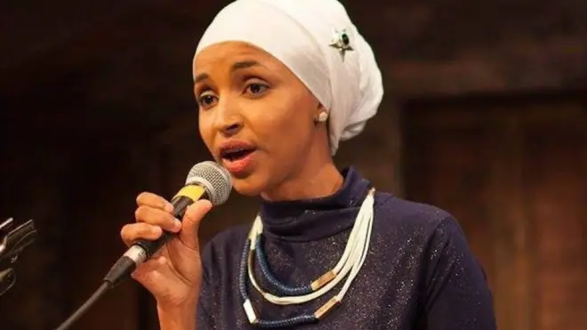 Ilhaan ayaa marar badan lagu dhaliilay qoraallo ay soo dhigtay barteeda Twitter-ka