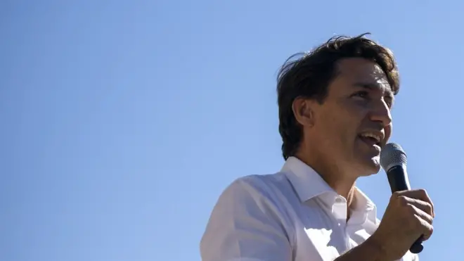 마이크를 쥐고 있는 쥐스탱 트뤼도