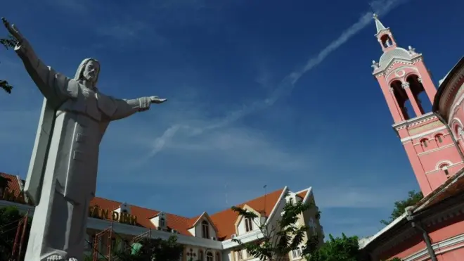 Dari 90 juta populasi Vietnam, delapan juta di antaranya adalah pemeluk Katolik.