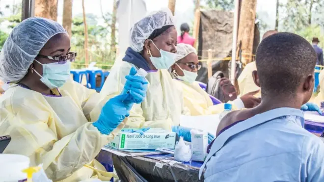 Un homme se fait vacciner contre la fièvre Ebola à Butembo, en République démocratique du Congo, pays voisin de la Tanzanie.