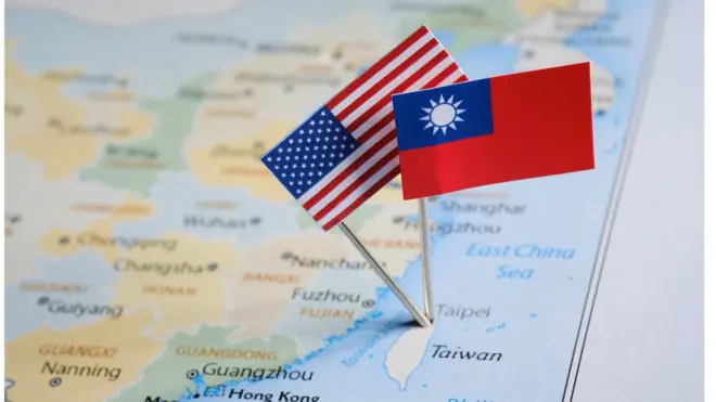 صورة لعلمي الولايات المتحدة وتايوان