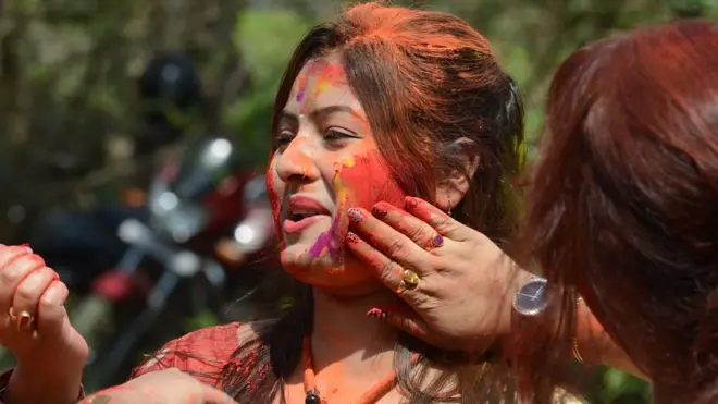 بہار کی آمد پر رنگوں کا تہوار ہولی منایا جا رہا ہے۔