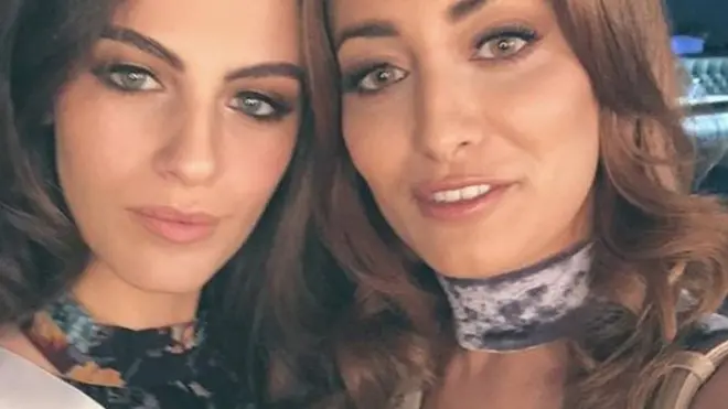 كتبت سارة عيدان (يمين) تعليقا على الصورة "كتبت في تعليق الصورة "سلام وحب من ملكة جمال العراق وملكة جمال إسرائيل"