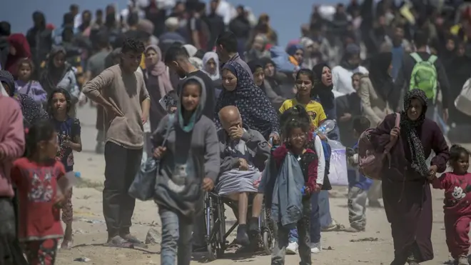 У Појасу Газе је расељено до 1,7 милиона људи (75 одсто становништва) који су често приморани да се селе више пута