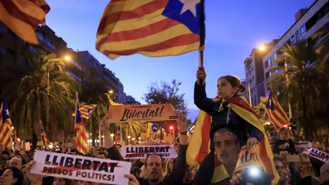 Kunjungan Perdana Menteri Spanyol, Mariano Rajoy ke wilayah Catalunya setelah lebih dari 700,000 orang warga Barcelona menuntut pembebasan para pemimpinnya.