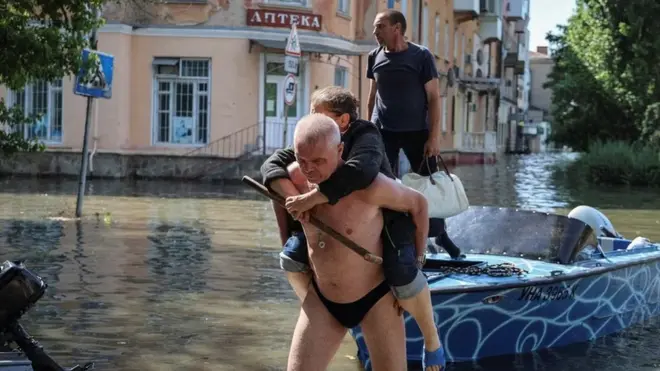 Мужчина помогает пожилой женщине