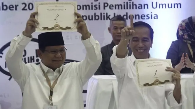 Presiden Joko Widodo (kanan) dan Prabowo Subianto saat mengambil undian nomor urut Pilpres 2019 di KPU, 21 September 2018.