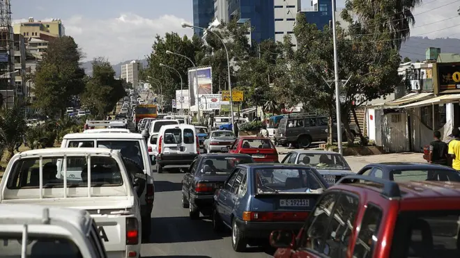 መኪኖች በአዲስ አበባ ጎዳናዎች