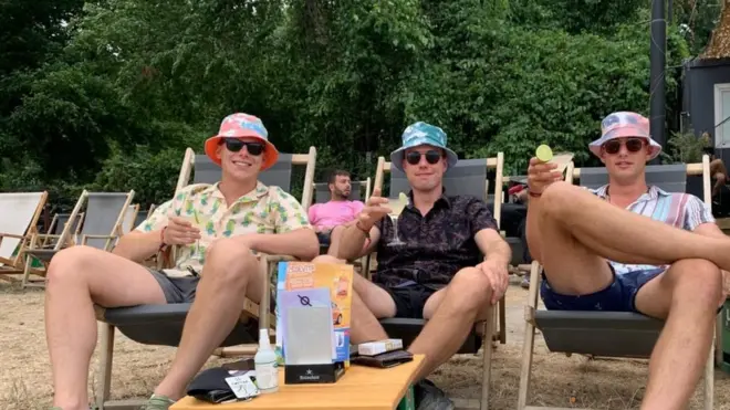 Sim Deker sa prijateljima u Novom Sadu